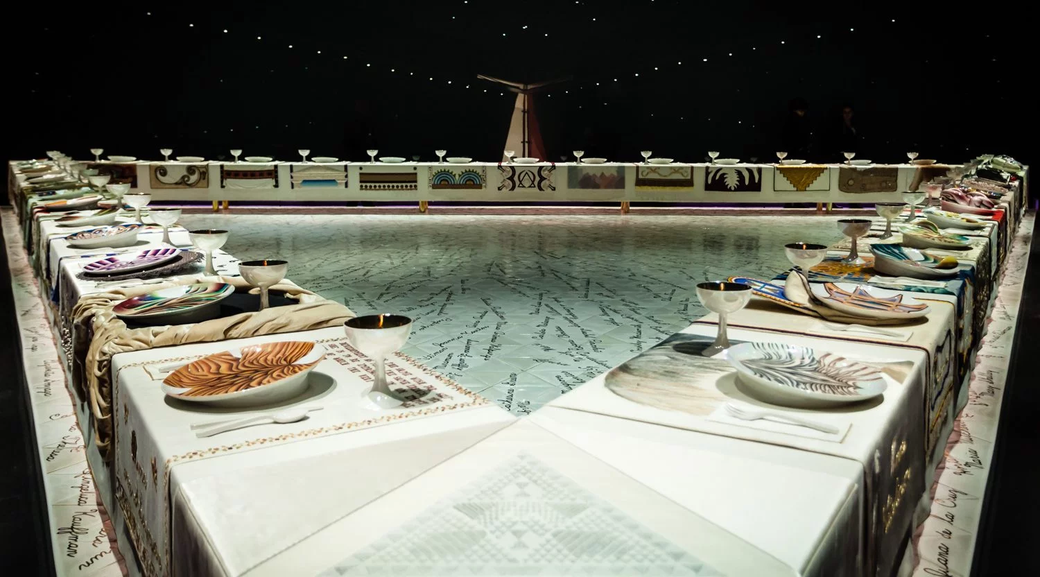 Judy Chicago, The Dinner Party, 1974-1979, Elizabeth A. Sackler Center for Feminist Art at the Brooklyn Museum, New York, NY, USA. Kevin Case/Flickr (CC BY-NC-SA 2.0). Détail.
