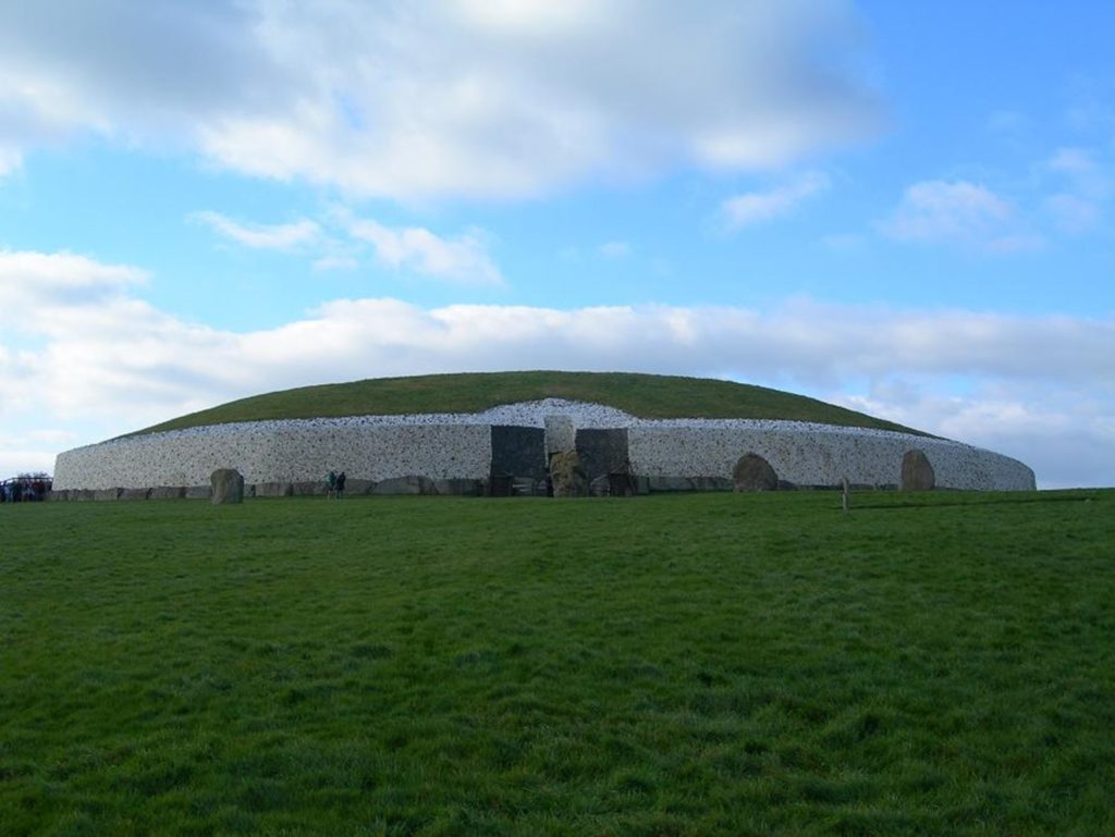Brú na Bóinne.  Newgrange Passage Tomb. (3300-2900 BCE). County Meath, Ireland