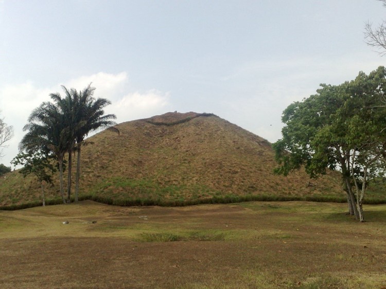 Gran piramide. LaVenta. (800-400 a. C.). Tabasco. México.