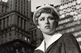 Película sin título Still #21 (1978) Cindy Sherman vía MoMA, Nueva York https://www.moma.org/collection/works/56618