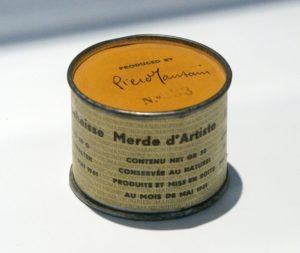 Piero Manzoni, Merda d'artista, assemblaggio, 1961, 4 × 6 × 6 cm, Tate Gallery, Londra