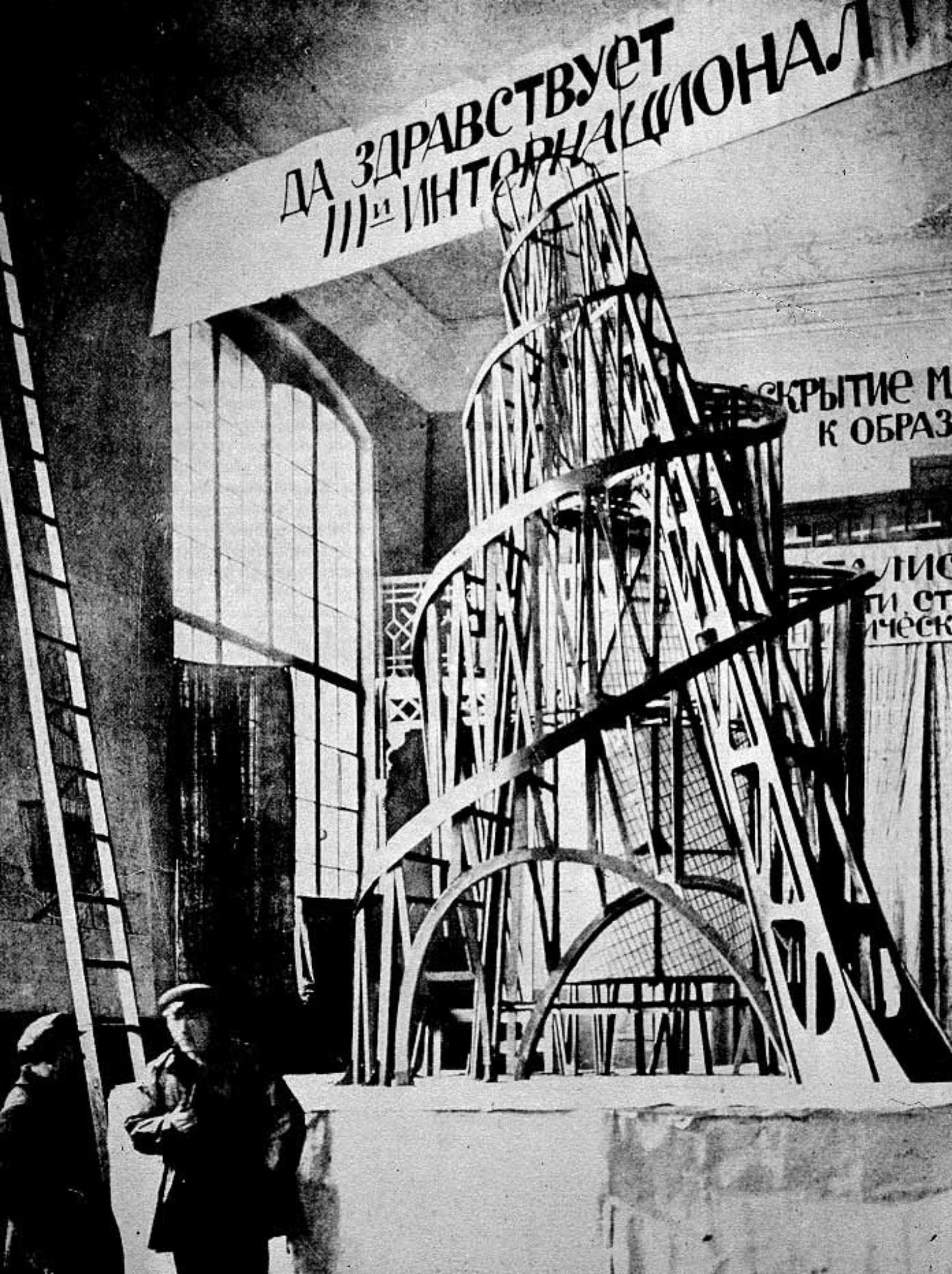 Vladimir Tatlin und ein Modell seines Denkmals für die Dritte Internationale, Moskau, 1920