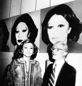 Une photo d’Andy Warhol et Farah Pahlavi, 1977, avec des œuvres de Warhol sur les murs du musée de Téhéran.