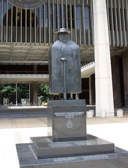 Statue du Père Damien (1969) par Marisol Escobar, devant la Maison d'État d'Hawaï.