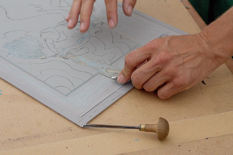 Handheld gouger to cutting a design into linoleum for linocut printing.